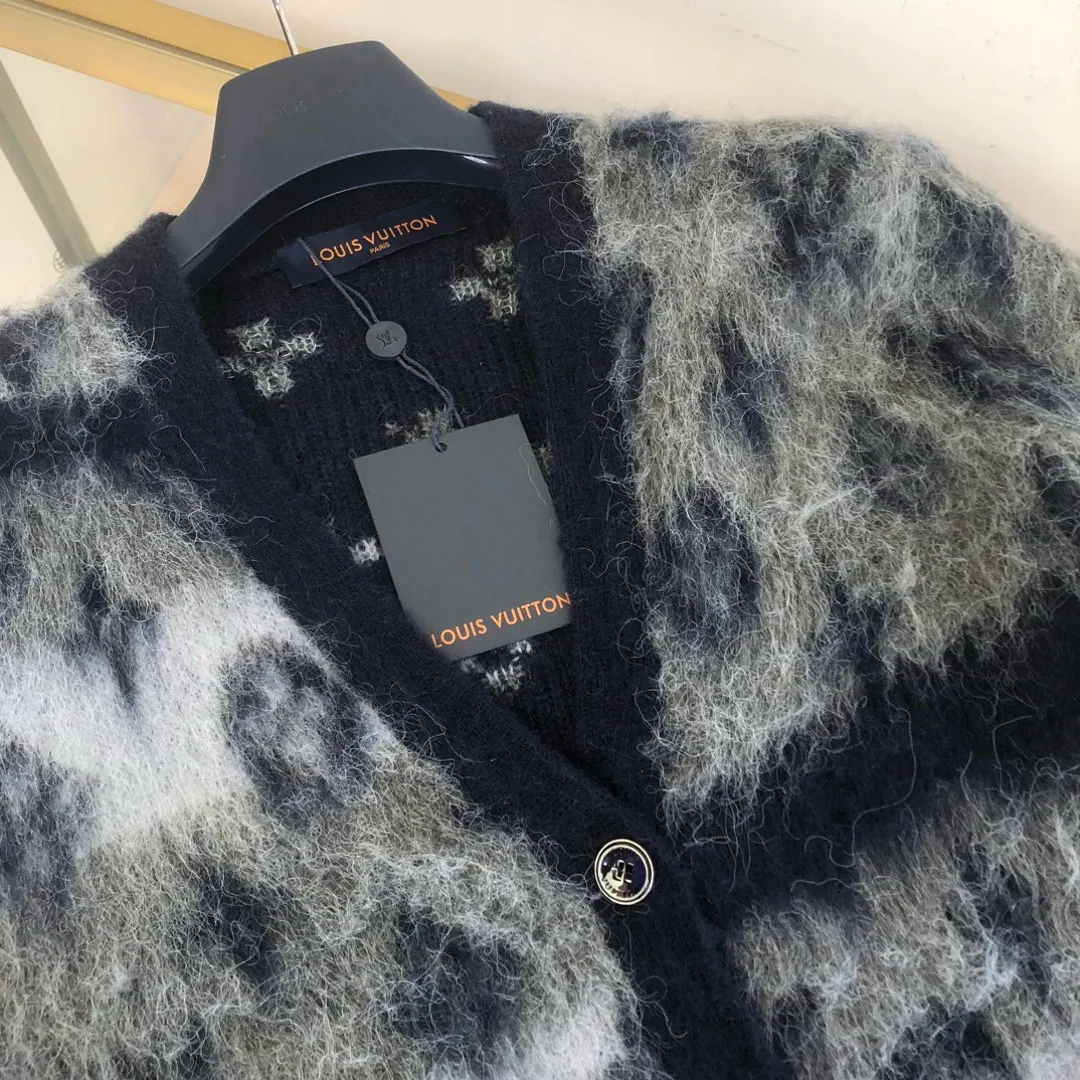 🅿️740 🀄️ Louis Vuitton Exclusive Edition LV MONOGRAM Mohair Cardigan 🔥Exclusive This cardigan is made of rich and finely ground mohair. It uses elegant tones to highlight the full-length LV Monogram pattern. It is comfortable and warm to wear. It can be paired with simple casual pants or trousers to create a classic look with outstanding texture. The same style for men and women. You can get something for sale on the official website.